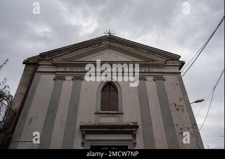 Risalente al 14th° secolo, la Chiesa è composta da un'unica navata rettangolare e da un'abside semicircolare, quest'ultima affrescata con episodi del Th Foto Stock