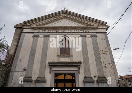 Risalente al 14th° secolo, la Chiesa è composta da un'unica navata rettangolare e da un'abside semicircolare, quest'ultima affrescata con episodi del Th Foto Stock