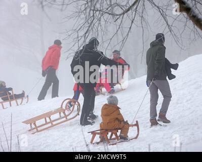 22 gennaio 2023, Sassonia-Anhalt, Wernigerode: I bambini e gli adulti si addormentano a Drei Annen Hohne. In gran parte dell'Harz c'era abbondante nevicata nella notte fino alla domenica. Il clima invernale ha attirato numerosi visitatori nella regione di Harz durante il fine settimana. Foto: Matthias Bein/dpa Foto Stock