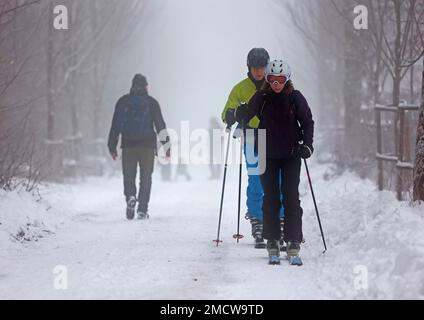 22 gennaio 2023, Sassonia-Anhalt, Wernigerode: Escursionisti e sciatori sono su un sentiero a Drei Annen Hohne. In gran parte del Harz ci sono state nevicate pesanti nella notte alla domenica. Il clima invernale ha attirato numerosi visitatori nella regione di Harz durante il fine settimana. Foto: Matthias Bein/dpa Foto Stock