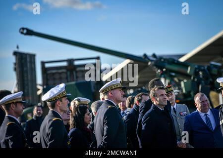 Mont De Marsan, Francia. 22nd gennaio 2023. Il presidente francese Emmanuel Macron discute con i militari accanto ad un obulizzatore semovente Caesar fatto in Francia mentre visita la base militare 118 a Mon-de-Marsan, in Francia, il 20 gennaio 2023. Foto di Ugo Amez/Pool/ABCAPRESS.COM Credit: Abaca Press/Alamy Live News Foto Stock