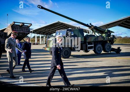 Mont De Marsan, Francia. 22nd gennaio 2023. Il presidente francese Emmanuel Macron passa davanti a un obulizzatore semovente Caesar fatto in Francia mentre visita la base militare 118. Si occupa della formazione del personale militare nei simulatori di volo, a Mon-de-Marsan, in Francia, il 20 gennaio 2023. Foto di Ugo Amez/Pool/ABCAPRESS.COM Credit: Abaca Press/Alamy Live News Foto Stock