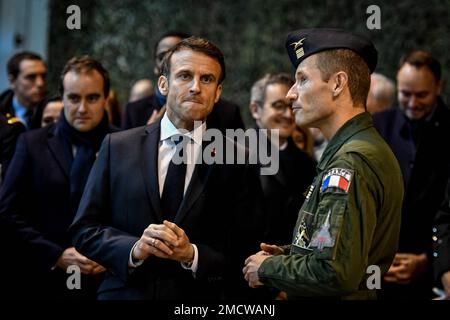 Mont De Marsan, Francia. 22nd gennaio 2023. Il presidente francese Emmanuel Macron partecipa a workshop tematici e discute con i militari sulla base militare 118. Si occupa della formazione del personale militare nei simulatori di volo, a Mon-de-Marsan, in Francia, il 20 gennaio 2023. Foto di Ugo Amez/Pool/ABCAPRESS.COM Credit: Abaca Press/Alamy Live News Foto Stock