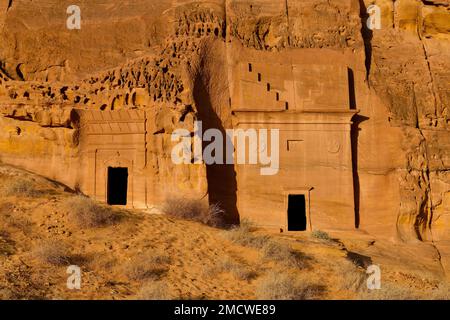 Tombe nabatee a Djabal al-Ahmar alla prima luce del giorno, Hegra o Madain Salih, regione di AlUla, provincia di Medina, Arabia Saudita, Penisola Araba Foto Stock