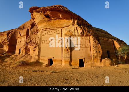 Tombe nabataee a Djabal al-Ahmar in prima luce, Hegra o daa'in Salih, regione di AlUla, provincia di Medina, Arabia Saudita, Penisola Araba Foto Stock