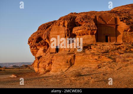 Tombe nabataee a Djabal al-Ahmar in prima luce, Hegra o daa'in Salih, regione di AlUla, provincia di Medina, Arabia Saudita, Penisola Araba Foto Stock