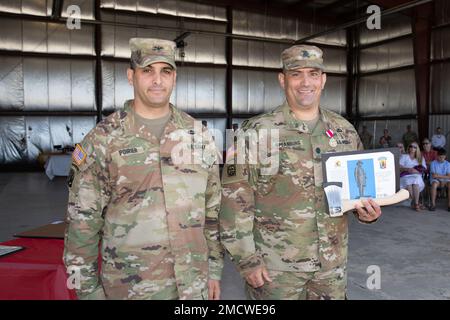 STATI UNITI Leonard Poirier, comandante, 86th° squadra di combattimento della Brigata della Fanteria (montagna), Vermont Army National Guard, presenta un segno di apprezzamento per gli Stati Uniti Cool Nathan Speanburg, comandante uscente, 572nd Brigade Engineer Battaglione, 86th Fanteria Brigata Combat Team (Mountain), Vermont Army National Guard, durante una cerimonia di cambio di comando tenutasi presso l'aeroporto regionale Rutland Southern Vermont, North Clarendon, Vt., 10 luglio 2022. Foto Stock