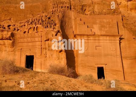 Tombe nabatee a Djabal al-Ahmar alla prima luce del giorno, Hegra o Madain Salih, regione di AlUla, provincia di Medina, Arabia Saudita, Penisola Araba Foto Stock