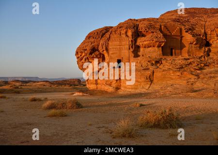 Tombe nabataee a Djabal al-Ahmar in prima luce, Hegra o daa'in Salih, regione di AlUla, provincia di Medina, Arabia Saudita, Penisola Araba Foto Stock