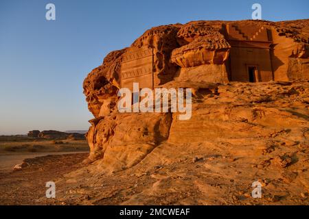 Tombe nabataee a Djabal al-Ahmar in prima luce, Hegra o daa'in Salih, regione di AlUla, provincia di Medina, Arabia Saudita, Penisola Araba Foto Stock