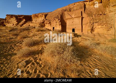 Tombe nabatee a Djabal al-Ahmar alla prima luce del giorno, Hegra o Madain Salih, regione di AlUla, provincia di Medina, Arabia Saudita, Penisola Araba Foto Stock