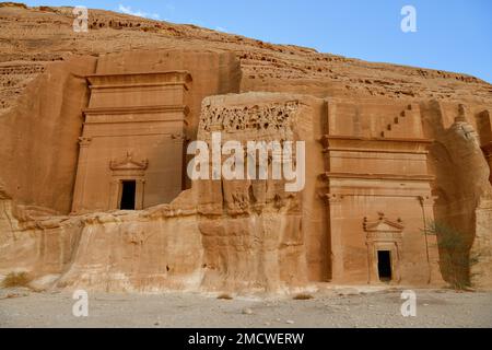 Tombe nabataee nella roccia Qasr al-Bint, Hegra o daa'in Salih, regione di AlUla, provincia di Medina, Arabia Saudita, Penisola Araba Foto Stock