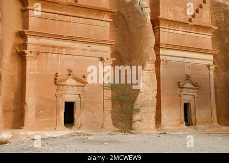 Tombe nabataee nella roccia Qasr al-Bint, Hegra o daa'in Salih, regione di AlUla, provincia di Medina, Arabia Saudita, Penisola Araba Foto Stock