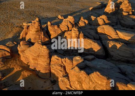 Paesaggio roccioso a Jabal Ithlib, ora blu, vista aerea, Hegra o Maha'in Salih, regione di AlUla, provincia di Medina, Arabia Saudita, Penisola Araba Foto Stock