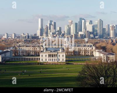 Greenwich Park con vista della Queens House, degli edifici universitari e dei grattacieli di Canary Wharf dietro. Londra Inghilterra Foto Stock