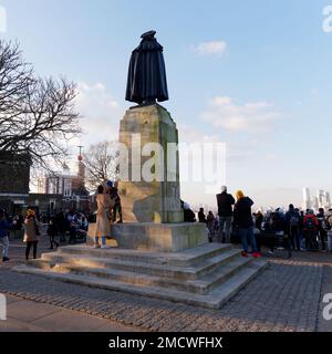 La gente gode delle vedute dal Greenwich Park con la statua del General Wolfe e l'Osservatorio reale in primo piano. Londra Inghilterra Foto Stock