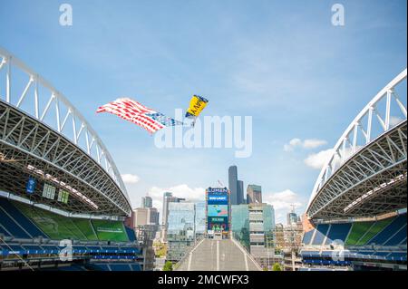 220710-N-IW288-1031 SEATTLE (10 luglio 2022) Un membro della Navy Parachute Team, il "Leap Frogs", paracadute in Lumen Field durante una cerimonia pre-partita per una partita della National Women's Soccer League tra le spine OL Reign e Portland. I Leap Frogs sono il team ufficiale di dimostrazione del paracadute della Marina degli Stati Uniti e fanno parte del comando militare Navale Special Warfare degli Stati Uniti. Il Leap Frogs Navy Parachute Team è composto da Navy Seals, Special Warfare Combatant-Craft Crewmen (SWCC), Explosive Ordnance Disposal (EOD), Divers e personale di supporto. Foto Stock