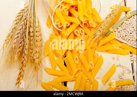 Penne di pasta italiana corta con grani di grano duro Foto Stock