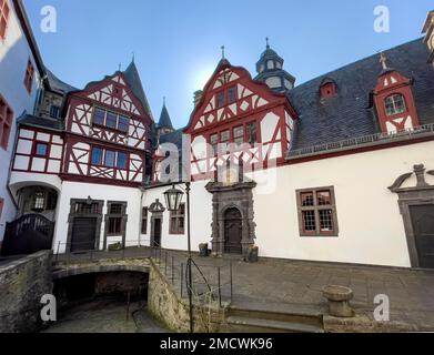 Vista dal cortile del castello agli edifici del castello di Treviri nel castello doppio di Buerresheim dal Medioevo, in primo piano uscita nella cantina di roccia Foto Stock