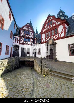 Vista dal cortile del castello agli edifici del castello di Treviri nel castello doppio di Buerresheim dal Medioevo, in primo piano uscita nella cantina di roccia Foto Stock