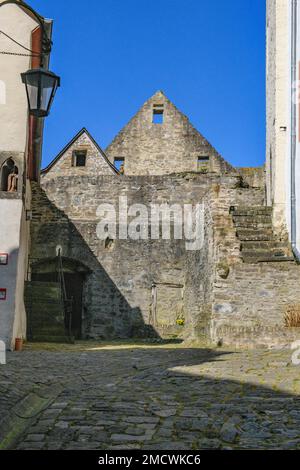 Vista dal cortile del castello di Treviri alle rovine del castello di Colonia nel castello doppio Buerresheim dal Medioevo, Eifel, San Johann, Mayen Foto Stock