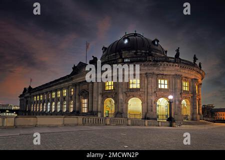 Museo Bode dopo il tramonto, Isola dei Musei, Sito Patrimonio dell'Umanità dell'UNESCO, Berlino, Germania Foto Stock