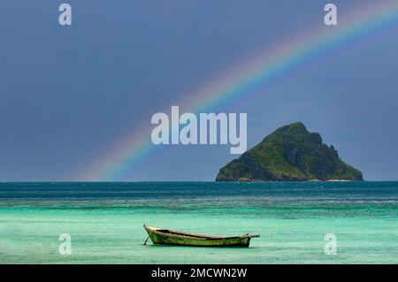 Barca su una spiaggia solitaria a Phuket, Rainbow, Thailandia Foto Stock