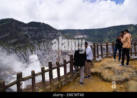 Bandung, Bandung. 22nd Jan, 2023. La gente visita Tangkuban Parahu, un vulcano vicino alla città di Bandung, Indonesia il 22 gennaio 2023. Il vulcano Tangkuban Perahu ha attirato molti visitatori durante la festa di primavera in Indonesia. Il Capodanno cinese lunare, o Primavera Festival, cade la Domenica. Credit: Xu Qin/Xinhua/Alamy Live News Foto Stock