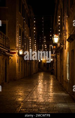 Dubrovnik, Croazia-5th gennaio 2023: Strade vuote della città di Dubrovnik durante l'inverno, decorate con luci di natale Foto Stock