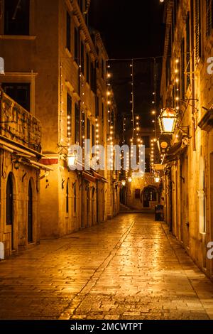 Dubrovnik, Croazia-5th gennaio 2023: Strade vuote della città di Dubrovnik durante l'inverno, decorate con luci di natale Foto Stock