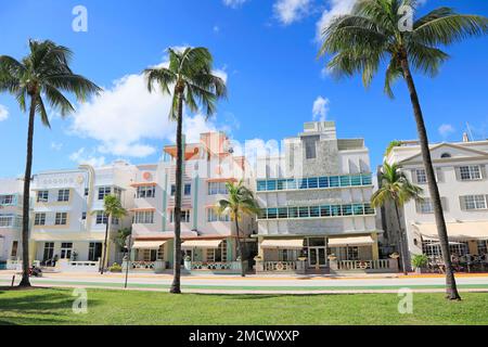 Vibrazioni mattutine a Ocean Drive, quartiere storico Art Deco a Miami Beach Foto Stock