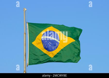 Bandiera brasiliana che sventola nel vento, Brasile Foto Stock