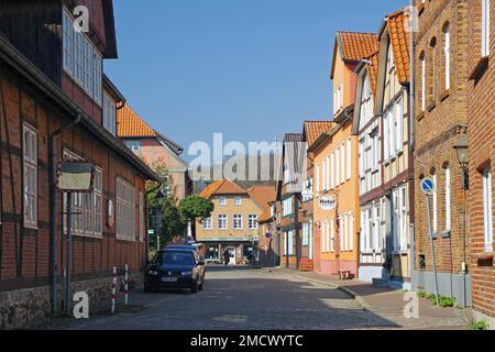Strada stretta con case a graticcio in Hitzacker, Wendland, bassa Sassonia Foto Stock
