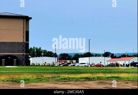 Le truppe si trovano al di fuori della prima di diverse caserme di addestramento transitorio a quattro piani, il 11 luglio 2022, a Fort McCoy, Wisconsin. La nuova caserma è stata ufficialmente aperta per l'uso nel maggio 2022 dalla direzione dei lavori pubblici di Fort McCoy e le prime truppe a rimanere in esso sono iniziate all'inizio di giugno 2022. A L.S. è stato assegnato un contratto di $20,6 milioni di euro Black Constructors, Inc., nel settembre 2019 per costruire la caserma, secondo gli Stati Uniti Esercito corpo degli ingegneri Ufficio residente a Fort McCoy che ha gestito il progetto. La caserma, che è costruita nel 1600 blocco sulla zona di Fort McCoy cantonment, è dif Foto Stock