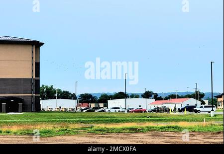 Le truppe si trovano al di fuori della prima di diverse caserme di addestramento transitorio a quattro piani, il 11 luglio 2022, a Fort McCoy, Wisconsin. La nuova caserma è stata ufficialmente aperta per l'uso nel maggio 2022 dalla direzione dei lavori pubblici di Fort McCoy e le prime truppe a rimanere in esso sono iniziate all'inizio di giugno 2022. A L.S. è stato assegnato un contratto di $20,6 milioni di euro Black Constructors, Inc., nel settembre 2019 per costruire la caserma, secondo gli Stati Uniti Esercito corpo degli ingegneri Ufficio residente a Fort McCoy che ha gestito il progetto. La caserma, che è costruita nel 1600 blocco sulla zona di Fort McCoy cantonment, è dif Foto Stock