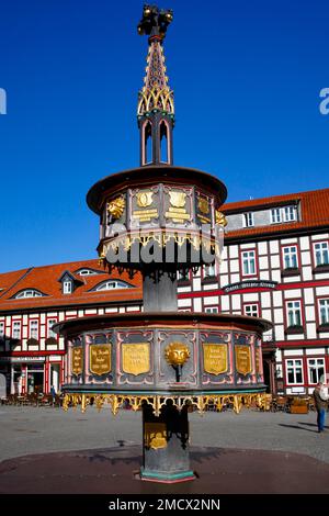 Fontana benefattore sulla piazza del mercato di fronte all'Hotel Weisser Hirsch, Città Vecchia di Wernigerode, Montagne Harz, Sassonia-Anhalt, Germania Foto Stock