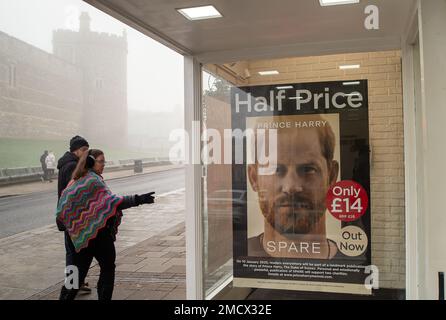 Windsor, Berkshire, Regno Unito. 22nd gennaio 2023. Prince Harry Spare libro in vendita a WH Smith di fronte al Castello di Windsor. Il controverso libro sul Principe Harry chiamato Spare ha venduto più di 3,2m copie in tutto il mondo nella prima settimana di pubblicazione e si prevede che scenderà nella storia come una delle memorie più vendute mai. Credit: Maureen McLean/Alamy Live News Foto Stock