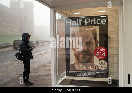 Windsor, Berkshire, Regno Unito. 22nd gennaio 2023. Prince Harry Spare libro in vendita a WH Smith di fronte al Castello di Windsor. Il controverso libro sul Principe Harry chiamato Spare ha venduto più di 3,2m copie in tutto il mondo nella prima settimana di pubblicazione e si prevede che scenderà nella storia come una delle memorie più vendute mai. Credit: Maureen McLean/Alamy Live News Foto Stock