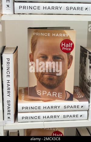 Windsor, Berkshire, Regno Unito. 22nd gennaio 2023. Prince Harry Spare libro in vendita a WH Smith di fronte al Castello di Windsor. Il controverso libro sul Principe Harry chiamato Spare ha venduto più di 3,2m copie in tutto il mondo nella prima settimana di pubblicazione e si prevede che scenderà nella storia come una delle memorie più vendute mai. Credit: Maureen McLean/Alamy Live News Foto Stock