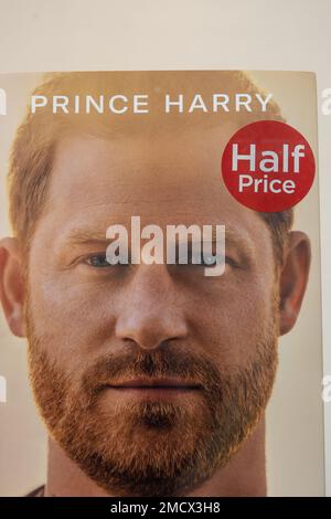 Windsor, Berkshire, Regno Unito. 22nd gennaio 2023. Prince Harry Spare libro in vendita a WH Smith di fronte al Castello di Windsor. Il controverso libro sul Principe Harry chiamato Spare ha venduto più di 3,2m copie in tutto il mondo nella prima settimana di pubblicazione e si prevede che scenderà nella storia come una delle memorie più vendute mai. Credit: Maureen McLean/Alamy Live News Foto Stock