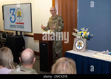 La leadership e i membri del comando Air Force Materiel si riuniscono per celebrare il 30th° anniversario dell'AFMC durante un evento di taglio delle torte tenutosi il 11 luglio 2022 presso la sede AFMC, Wright-Patterson Air Force base, Ohio. AFMC, che è stato istituito il 1 luglio 1992, ha celebrato 30 anni come Stati Uniti Comando maggiore dell'aeronautica militare. Foto Stock