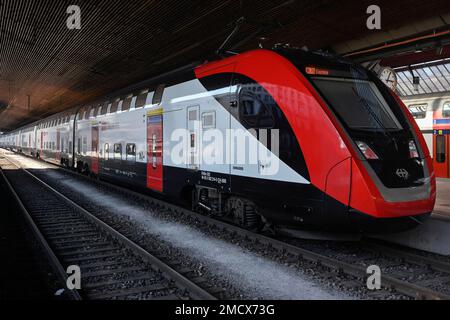 Treno a due piani FFS Bombardier, stazione centrale di Zurigo, Svizzera Foto Stock