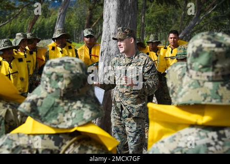 220711-N-EE352-1006 STAZIONE DELL'AERONAUTICA DI MANTICE, HAWAII (11 LUGLIO 2022) STATI UNITI Connor Smithson, un nativo di Raleigh, N.C., comandante della compagnia di ricostruzione della forza, 1st Battaglione di ricostruzione, 1st Divisione Marina, briefing i Marines della fanteria navale messicana durante l'addestramento delle operazioni anfibie con l'esercito australiano e la Repubblica di Corea marinai della Marina come parte di Rim of the Pacific (RIMPAC) 2022. Ventisei nazioni, 38 navi, quattro sottomarini, più di 170 aerei e 25.000 personale partecipano al RIMPAC dal giugno 29 al 4 agosto nelle isole hawaiane e nel sud Foto Stock