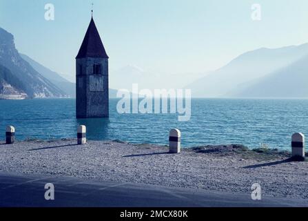 Torre della chiesa sommersa a Graun, serbatoio, punto di riferimento, Reschensee, torre, Fascismo, Reschen, privazione del diritto di voto, privazione del diritto di voto, storia, storico Foto Stock