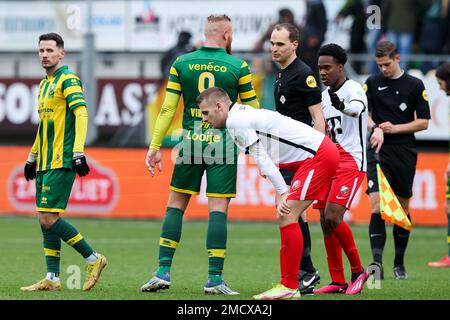 DEN HAAG, PAESI BASSI - GENNAIO 22: Thomas Verheydt di ADO Den Haag, Referee Wouter Wiersma durante la partita di Keuken Kampioen Divisie tra ADO Den Haag e Jong FC Utrecht a Bingoal Stadion il 22 Gennaio 2023 a Den Haag, Paesi Bassi (Foto di Hans van der Valk/Orange Pictures) Foto Stock