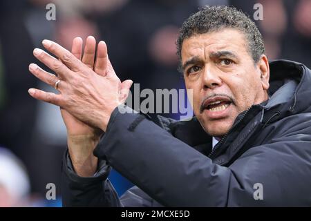 Chris Kamara ex giocatore di Leeds applaude i tifosi mentre esce ad una standing ovation durante la partita della Premier League Leeds United vs Brentford a Elland Road, Leeds, Regno Unito, 22nd gennaio 2023 (Foto di Mark Cosgrove/News Images) Foto Stock