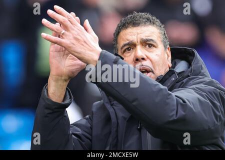 Chris Kamara ex giocatore di Leeds applaude i tifosi mentre esce ad una standing ovation durante la partita della Premier League Leeds United vs Brentford a Elland Road, Leeds, Regno Unito, 22nd gennaio 2023 (Foto di Mark Cosgrove/News Images) Foto Stock