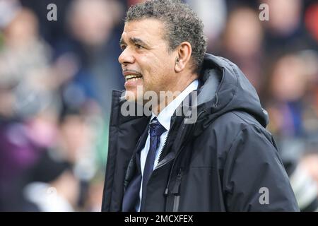 Chris Kamara ex giocatore di Leeds esce ad un'ovazione in piedi durante la partita della Premier League Leeds United vs Brentford a Elland Road, Leeds, Regno Unito, 22nd gennaio 2023 (Foto di Mark Cosgrove/News Images) in, il 1/22/2023. (Foto di Mark Cosgrove/News Images/Sipa USA) Credit: Sipa USA/Alamy Live News Foto Stock