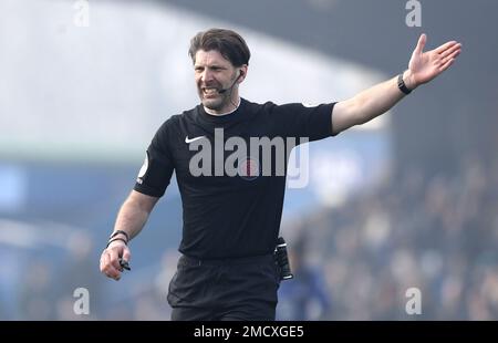 Kingston upon Thames, Inghilterra, 22nd gennaio 2023. L'arbitro Paul Howard gesta durante la partita della fa Women's Super League a Kingsmeadow, Kinton upon Thames. L'accreditamento dell'immagine dovrebbe leggere: Paul Terry / Sportimage Foto Stock