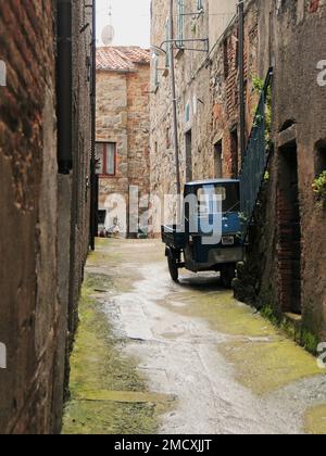 Veicolo Piaggio APE parcheggiato in una strada laterale, Roccatederighi Mountain Village, Toscana, Italia, Foto Stock